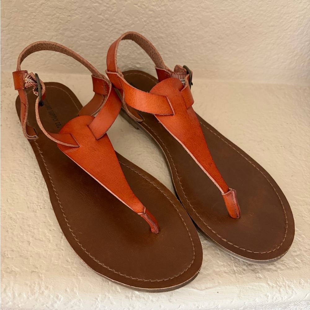 Mossimo supply company cognac Brown tea strap leather flat sandals EUC l